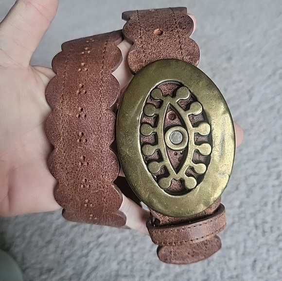 Vintage Avignon Belt Womens Small Brown Leather Perforated Brass Buckle Boho USA - Picture 2 of 9